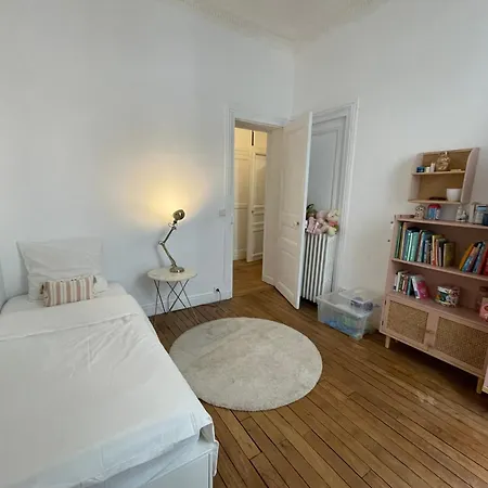 Magnific Near Arc De Triomphe